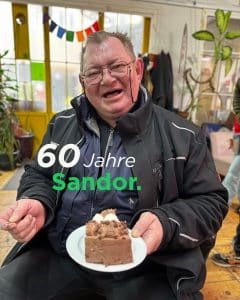 Sandor isst Geburtstagskuchen