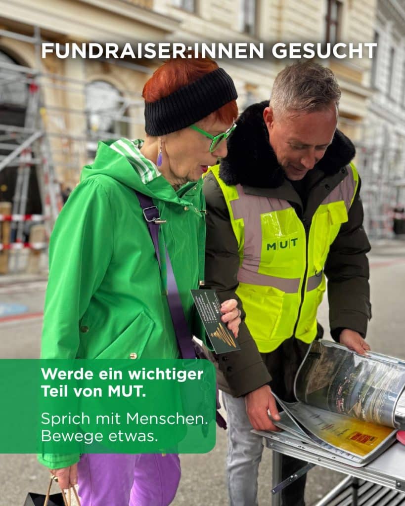 Fundraising Mitarbeiter:innen gesucht. 2 Menschen die in unserer Projektmappe blättern