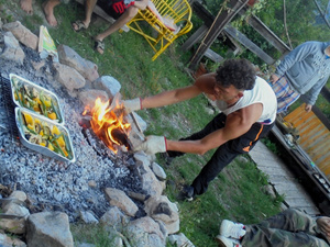 Der marinierte Fisch und das Gemüse kommen auf den Grill